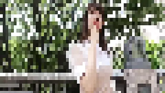 Bir arkadaşımın düğünü için Tokyo'ya gelen genç bir bebeği aldım ve onu otele getirdim