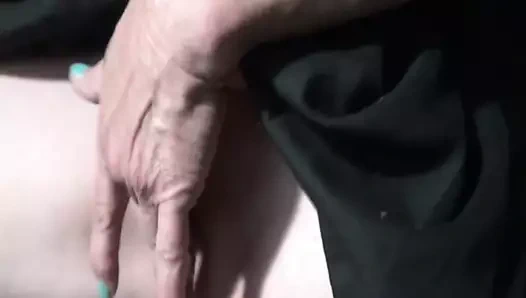 Amcığıyla oynuyor