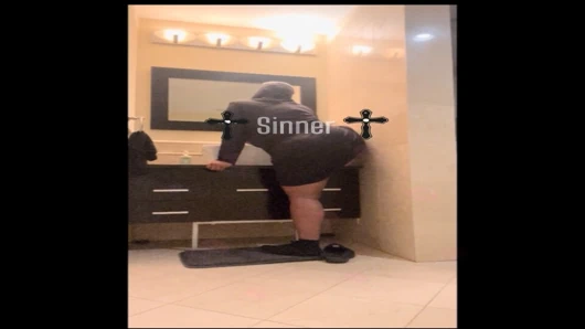 Yaramaz bir rahibenin günahları için affedilmeye ihtiyacı var!