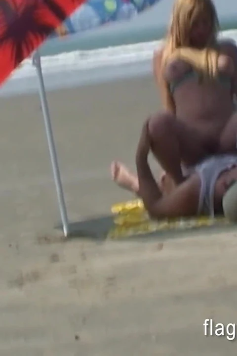 Brezilyalı çift boş plajda seks yapıyor