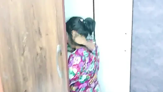 Ateşli 18 yaşındaki üvey kız kardeş götüne dokunmama izin veriyor ve sonra bana güzel bir sikişiyor