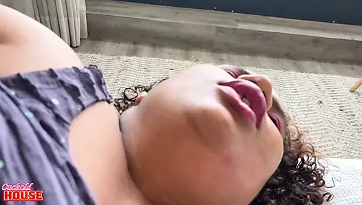 Sekse aç evli iri güzel kadın sevgilisinden sosis alıyor