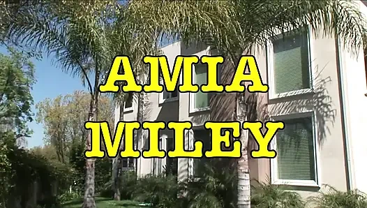 Amia Miley yüze boşalma ve oral boşalma alıyor