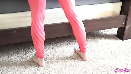 Liv Wild pantolonunu giyerken dildoyla mastürbasyon yapmaktan hoşlanıyor!