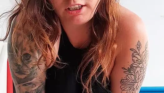 İri göğüslü anne striptiz yapıyor ve kendine dokunurken çoraplı giyiniyor.