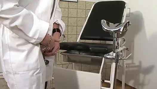 Sürtük Alman olgun kaltak ateşli tek başına oynuyor