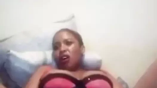 Afrikalı kız arkadaşım benim için mastürbasyon yapıyor