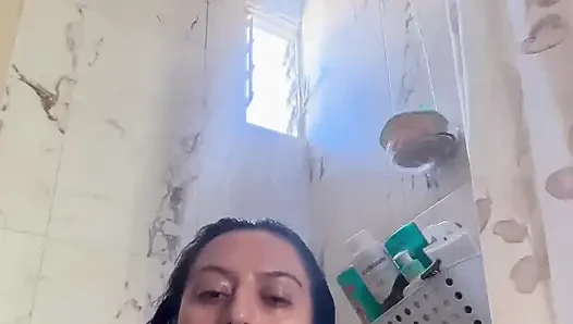 Duşta meşgul oluyor