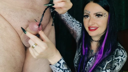 Bir kölenin penisinin üretral sesi. Dominatrix Nika bu pratiğin büyük bir hayranıdır.