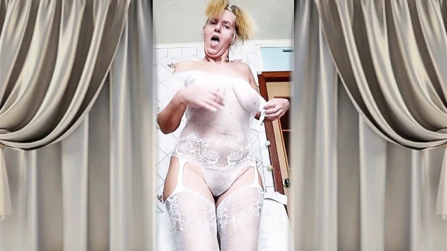 Ateşli ev hanımı Lukerya mutfakta açık şeffaf beyaz tulumla flört ediyor 2