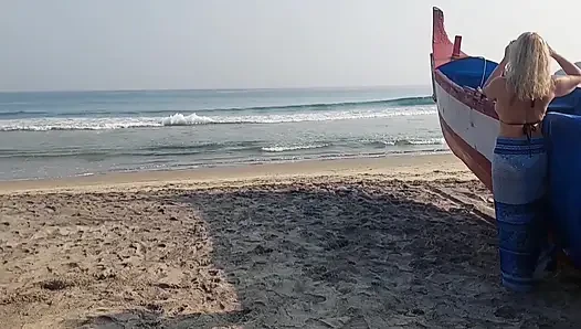 Amatör sarışın olgun evli kadın yürüdükten sonra seks yapıyor