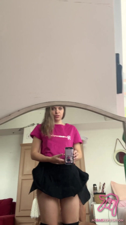 "Sadece iyi bir selfie sikişi ve yüksek topuklu ayakkabılarla orgazm" videomdan ateşli an
