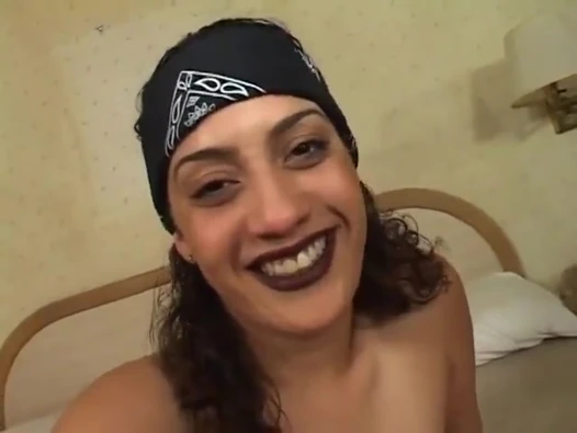 Siyah adam beyaz tenli bir fahişeyi yatakta sikiyor ve yüzüne boşalıyor