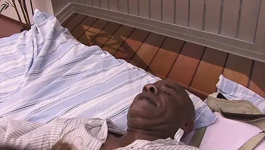 Ateşli nine canavar siyah yarağa binerken zevkle inliyor