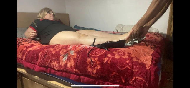 Olgun evli kadın Jamaikalı büyük zenci eline alıyor. Irklararası masaj