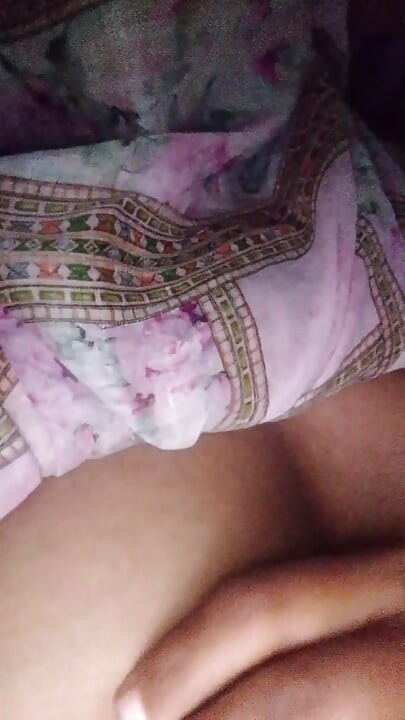 Bir köylü kızının mastürbasyon yaptığı video."