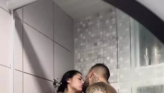 Erkek arkadaşıyla duşta seks yapıyor