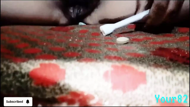 Baldız tek başına göğüsleriyle oynamaya başladı