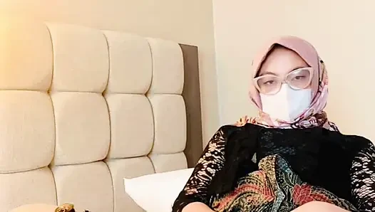 Endonezya geleneksel elbisesi ile solo kadın mastürbasyonu