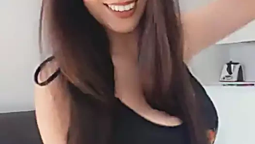 Mini etek ve topuklu dans denemesi