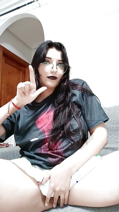 Emo gotik kız baskın talimat veriyor ve seni aşağılıyor