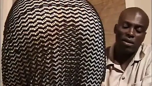 Siyah yatak odasında seks... 69 pozisyonunda amcık yalayan siyah yarak emiyor