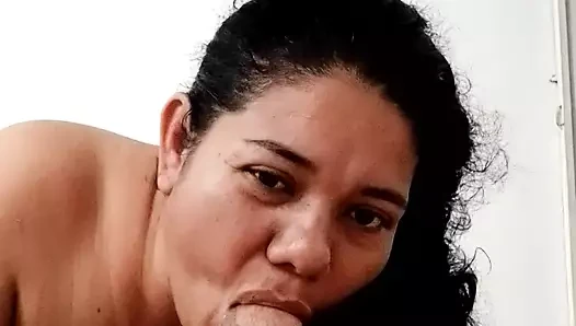 Güzel komşu lezzetli gırtlağına kadar emiyor