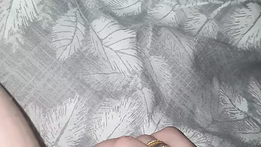 Üvey anne battaniyenin altında üvey oğlunun yarağına dokunuyor