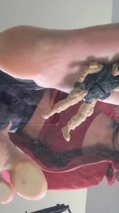 Giantess tanrıçası zemin manzaralı çiğneniyor