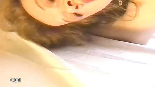 Seksi piliç mastürbasyon yapıyor ve işiyor