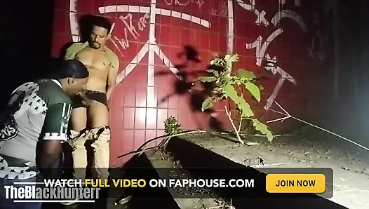 Sokakta emziren yabancı