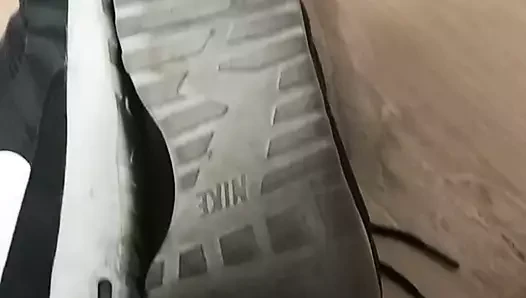 Kız kardeşinin spor ayakkabılarına boşalma - nike thea