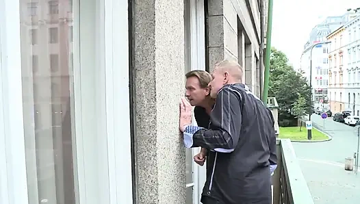 İki adam seksi esmeri üçlü grup sekste sikiyor