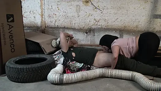 Nymphomaniac kız New York'ta sokakta beş parasız götlü bir serseriyle seks yapıyor