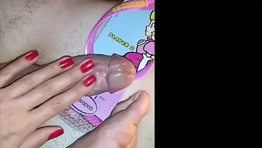 Kiffa yarağını sıkarken ve ayaklarına tapmasını sağlıyorken orgazm oldu