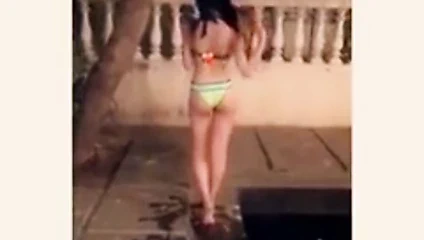 Seksi kızlar bikinili selfie çekiyor 2.mp4