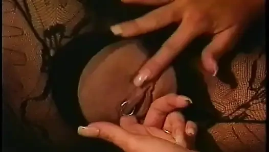 Güzel memeli ve parmak amcıklarına düşkün azgın dörtlü porno yıldızı kızlar (videoda müzikten başka ses yok)