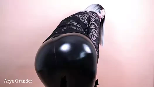 Pvc vinil siyah parlak tayt arya grander göt yüze oturma