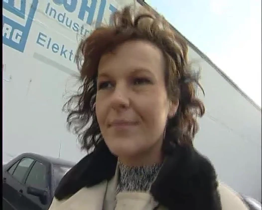 Ev kadınları soyunurlar ve kıllı deliklerini yalarlar ve amcıklarına kalın dildolar koyarlar