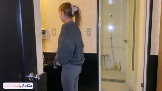 Anne güzelliğini vurgulayan kutsal bir sezon anı yumuşak bir şekilde gözlemleniyor