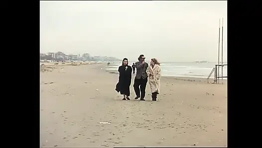 Güzel memeli ve kıllı amcıklı harika genç kız iki büyük yarakla sikiliyor ve ağzına boşalıyor