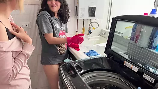 İki lezbiyen sessizce akrabalarını sikiyor