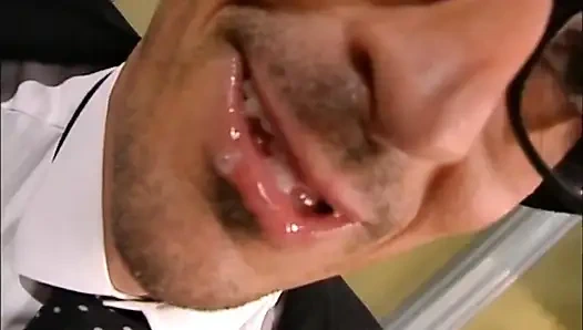 Güzel memeli tuhaf genç kız sert bir amatör yarakla sikiliyor ve ağzına boşaltıyor