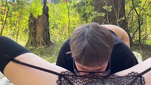 Sonbahar parkında halka açık seks - sarışının ağzına boşalma