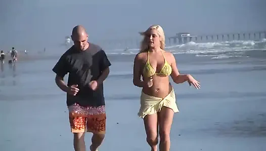 İri göğüslü seksi inanılmaz sarışın ıslak amının içine büyük bir yarak alıyor