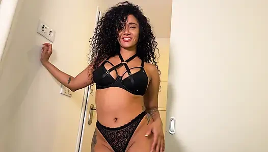 Milla Ferrazo'nın gizli bir işi var ve genç kız bunu biliyor