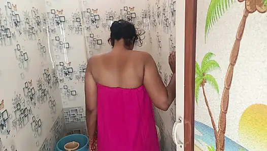 Housewife real bathing viral video