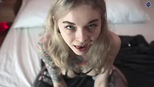 Çoraplı güzel sarışın ayakla mastürbasyon yapıyor ve daha fazlası. Karneli Bandi