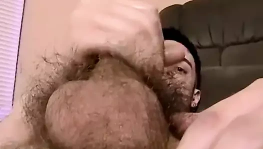 Twink feeds joe ve siyah arkadaş ile göt plowing horoz