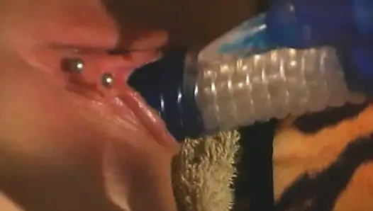 Sarışın büyük memeli bebek amcığını yalatıyor ve vahşice parmaklanıyor